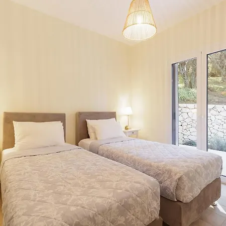 Breeze & Coco By Konnect, Avlaki Villa